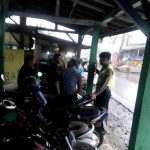 Polisi Himbau Warga Pakai Masker dan Patuhi Physical Distancing Guna Cegah Penyebaran Covid-19 Polisi Himbau Warga Pakai Masker dan Patuhi Physical Distancing Guna Cegah Penyebaran Covid-19