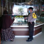 Patroli Pertokoan Emas, Personil Polsek Taman Sampaikan Himbauan Kepada Konsumen Dan Pemilik Toko Patroli Pertokoan Emas, Personil Polsek Taman Sampaikan Himbauan Kepada Konsumen Dan Pemilik Toko