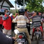 Cegah Penularan Covid-19, PGRI Kecamatan Taman Bersama Kapolsek Bagikan Masker Gratis Cegah Penularan Covid-19, PGRI Kecamatan Taman Bersama Kapolsek Bagikan Masker Gratis