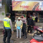 Cegah Penyebaran Covid-19,Kapolsek Bagikan Masker Dan Himbau Warga Agar Tidak Berkerumun Cegah Penyebaran Covid-19,Kapolsek Bagikan Masker Dan Himbau Warga Agar Tidak Berkerumun