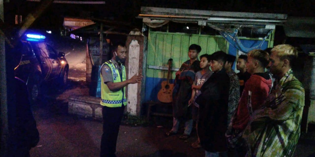 Patroli Polsek Pulosari,Bubarkan Kerumunan Remaja Antisipasi Penyebaran Covid-19