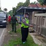 Bhabinkamtibmas Bersama Babinsa Dan Masyarakat Lakukan Penyemprotan Disinfektan