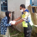 Peduli Warga Kurang Mampu,Bhabinkamtibmas Salurkan Bansos Peduli Warga Kurang Mampu,Bhabinkamtibmas Salurkan Bansos