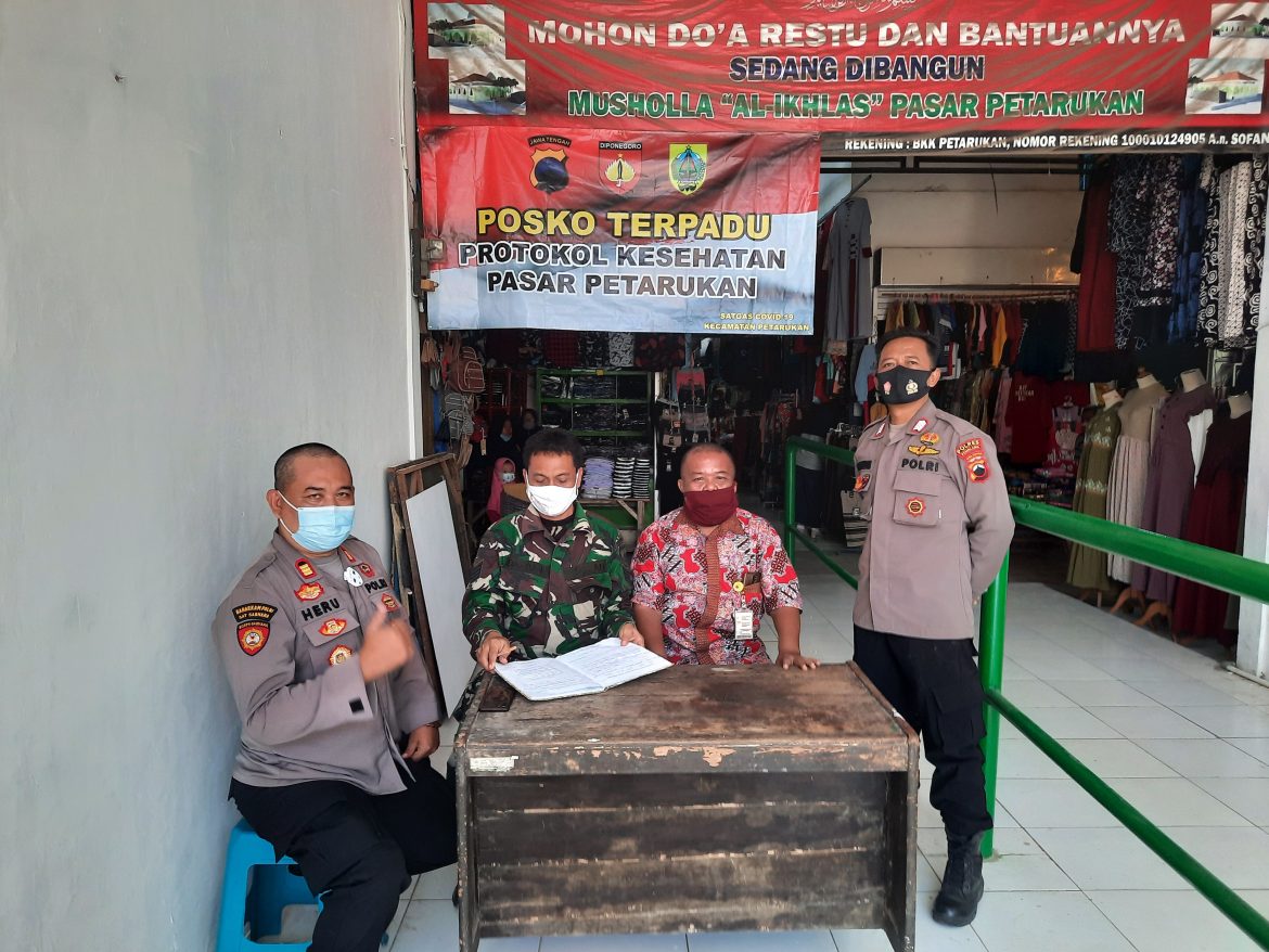 DEMI MENEKAN PENYEBARAN COVID-19, KAPOLSEK PETARUKAN BENTUK POSKO TERPADU PEMANTAUAN PROKES DI PASAR PETARUKAN