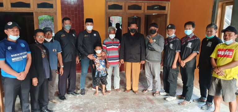 Polisi ini bersama PSHT Sragen Beri Santunan Pendidikan Anak Yatim Piatu Korban Covid