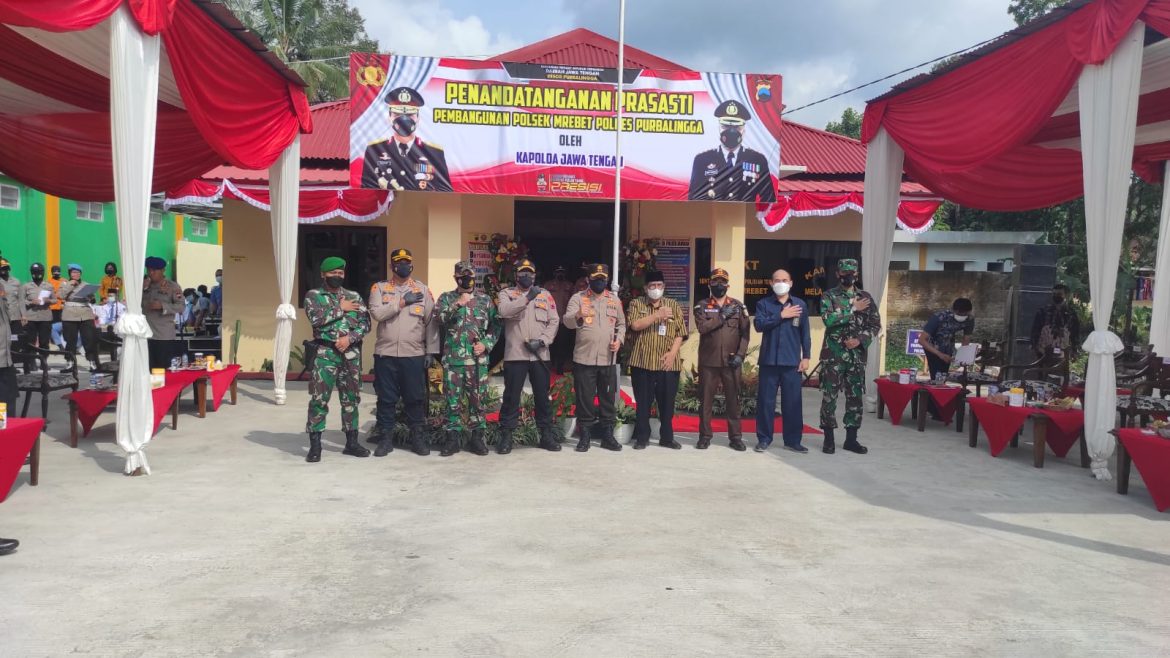 Resmikan Polsek Mrebet, Kapolda Jateng Beri Santunan Anak Yatim Piatu Korban Covid-19