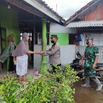 Petugas Bagikan Nasi Bungkus untuk Warga Terdampak Rob di Ulujami Pemalang 2