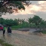 Banjir Genangi Ruas Jalan Di Wilayah Kecamatan Mranggen Polisi Bantu Dorong Motor Warga IMG-20220606-WA0021