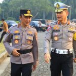 Polri Siapkan Rekayasa Lalin dan Pengamanan Jalur Delegasi KTT ASEANKepolisian Negara Republik Indonesia (Polri) menyiapkan pengamanan jalur dan rekayasa lalu lintas terkait dengan pelaksanaan Konferensi Tingkat Tinggi (KTT) ASEAN ke-43 yang digelar di Jakarta pada 5-7 September 2023. Pengamanan jalur ini dimaksudkan agar arus lalu lintas yang akan dilalui para delegasi dan masyarakat dapat berjalan baik dan lancar. Kepala Divisi Humas Polri Irjen Sandi Nugroho mengatakan, sebanyak 1.679 personel dikerahkan guna mengamankan pengawalan, pengamanan jalur dan rekayasa lalu lintas untuk penyelenggaraan KTT ASEAN. "Untuk pengamanan rute sebanyak 1.128 personel, 300 personel untuk pengamanan parkir dan 251 personel untuk pengawalan yang terdiri dari 75 personel untuk pengawalan delegasi baik dengan kendaraan roda dua dan roda empat, lalu sebanyak 176 personel BKO paspampres," kata Sandi dalam keterangan tertulisnya, Senin (4/9/2023). Sandi menuturkan, dalam pelaksanaan KTT ASEAN juga akan dilakukan rekayasa lalu lintas berupa buka tutup jalur di sejumlah jalan. Hal ini dilakukan saat delegasi melintas baik ke venue utama KTT ASEAN, ke akomodasi maupun venue lainnya. Kepolisian juga sudah berkoordinasi dengan Pemprov DKI Jakarta untuk membuat surat edaran soal pembatasan kendaraan besar di sejumlah ruas. Lalu ada juga kebijakan work from home (WFH) untuk mengurangi mobilitas masyarakat selama penyelenggaraan KTT ASEAN. "Kami juga mengusulkan ke Dinas Pendidikan dan Kebudayaan Pemprov DKI Jakarta untuk mengganti proses belajar mengajar sekolah yang ada di sekitar venue KTT ASEAN untuk dilakukan secara daring," katanya. Polri yang nanti akan menjaga di luar ring 1 juga akan berkoordinasi dengan paspampres agar pergerakan tamu VVIP dapat berjalan lancar. "Kami akan terus berkoordinasi dan memback-up paspampres mulai dari delegasi tiba di Bandara hingga ke tempat akomodasi hingga venue-venue yang akan didatangi para delegasi," katanya. Ia pun meminta masyarakat untuk memaklumi jika nanti saat melintas akan terjadi penutupan jalan atau rekayasa lalu lintas. "Kami minta maaf dan meminta masyarakat memaklumi jika nanti saat beraktivitas terkena penutupan jalan atau rekayasa lalu lintas saat rombongan delegasi melintas. Kami harap masyarakat juga mendukung penyelenggaraan KTT ASEAN agar berjalan lancar," katanya. WhatsApp Image 2023-09-04 at 10.18.52