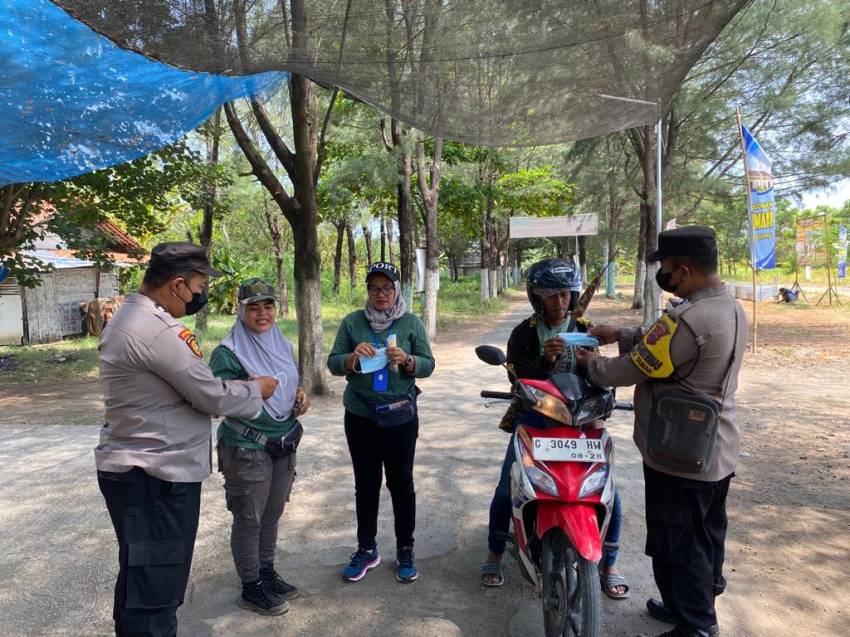 Polisi Bagi-bagi Masker Gratis dan Ajak Wisatawan Menikmati Liburan Aman dari Covid-19 di Pemalang