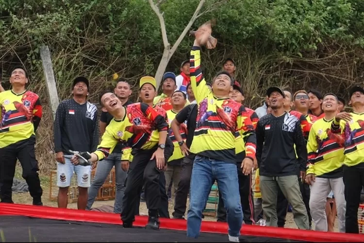 Meriahkan Hari Bhayangkara ke-78, Warga Adakan Lomba Merpati dan Ajak Kapolres Sarapan Bareng lomba burung